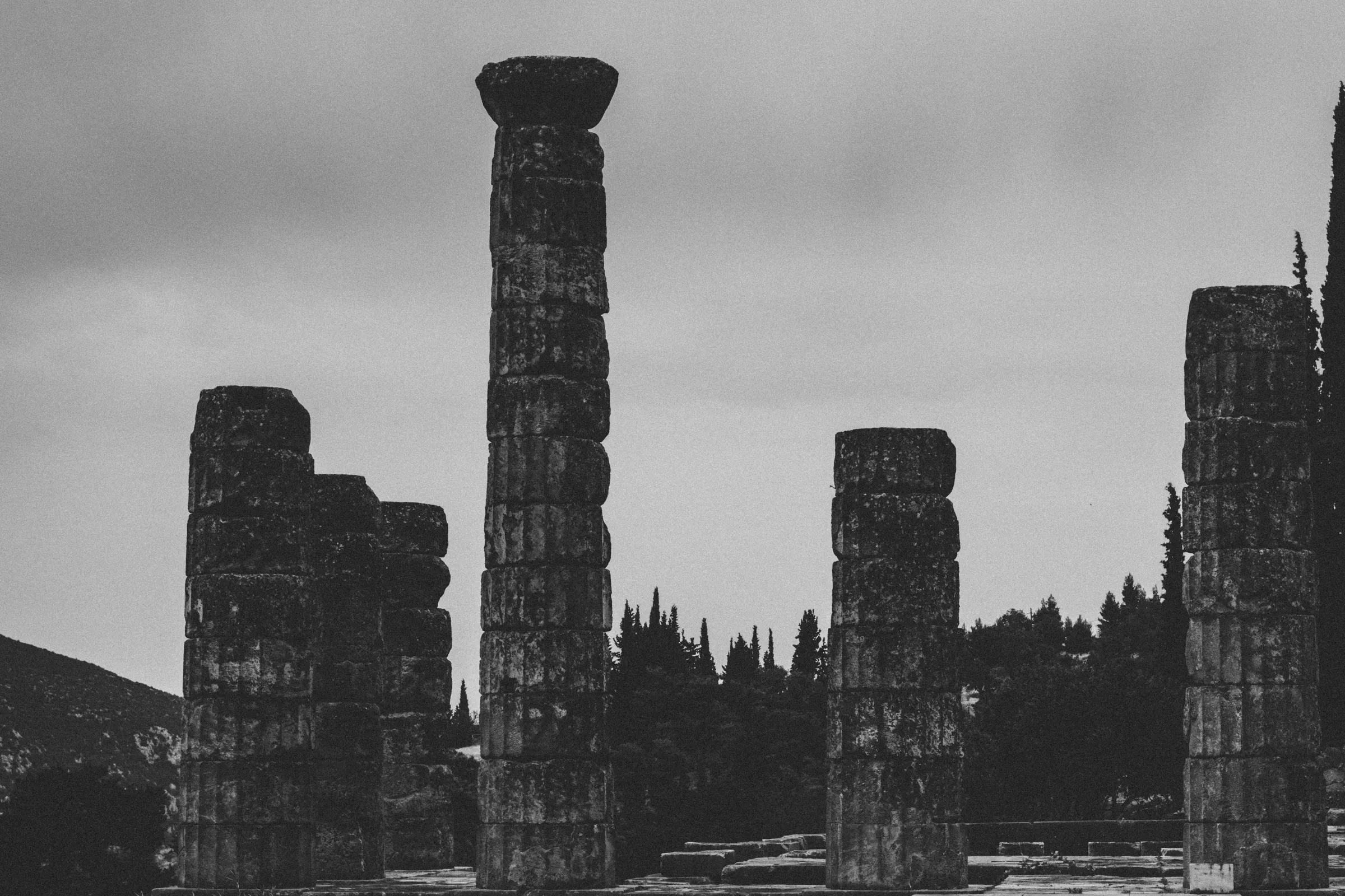 Columnas del templo de Apolo en Delfos, en blanco y negro